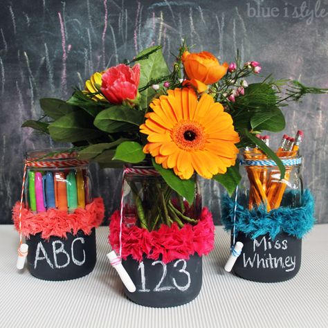 School Centerpieces, Teacher Graduation Party, Teacher Appreciation Diy, Chalkboard Mason Jars, Mason Jar Gifts Diy, Teacher Party, Mason Jar Christmas Gifts, Teacher Appreciation Gifts Diy, Mason Jar Vases