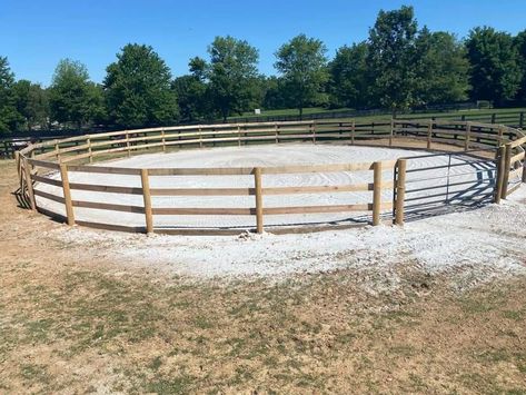 Diy Horse Round Pen, Small Indoor Riding Arena, Wooden Round Pen For Horses, Horse Round Pen Ideas, Diy Round Pen For Horses, Horse Ranch Ideas, Round Pen Ideas, Diy Horse Arena, Diy Round Pen