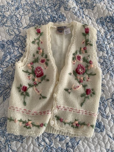 Grandma Floral Aesthetic, Thrifted Cottagecore Outfits, Cottagecore Knitting Aesthetic, Whimsigoth Spring Outfits, Granny Core Outfits, Grandma Fashion Aesthetic, Grandma Clothes Aesthetic, Grandma Sweater Outfit, Grandmacore Aesthetic Outfit