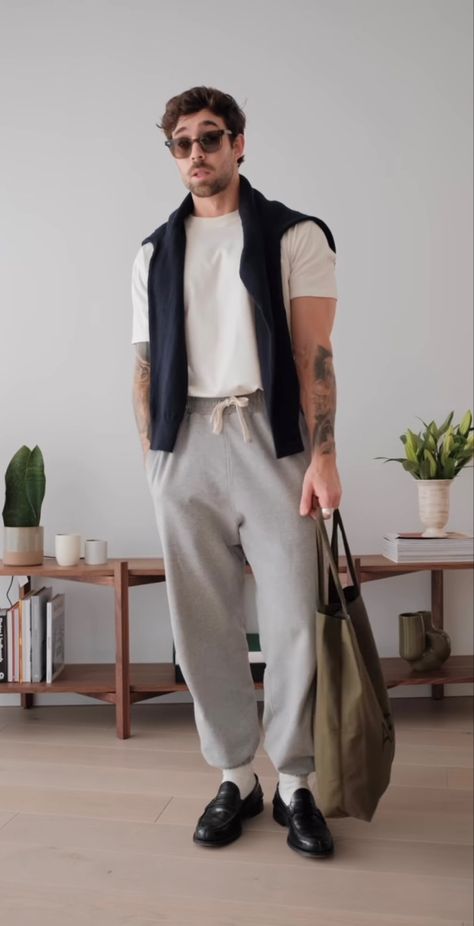 Men Lounge Outfit, Black Shoes Outfit Men, Museum Outfit Men, Minimalist Outfit Men, Daniel Simmons, Black Shoes Outfit, Lounge Wear Men, Loafer Outfits, Spring Trends Outfits