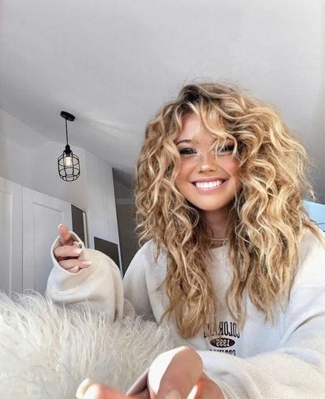 Curly Blonde Hair Color, Long Layered Beach Waves, Women’s Permed Hair, 2023 Blonde Hair Trends Curly, Long Bangs With Medium Curly Hair, 2023 Perm Hair, Blonde Curly Hair Color Ideas, Curly Bangstyle Hair Long, Long Blond Curly Haircut