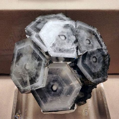 Hexagonal Calcite crystal Rocks And Fossils, Sculptures Céramiques, Rock Minerals, Crystal Formations, Pretty Rocks, Crystal Magic, Beautiful Rocks, Calcite Crystal, Mineral Stone