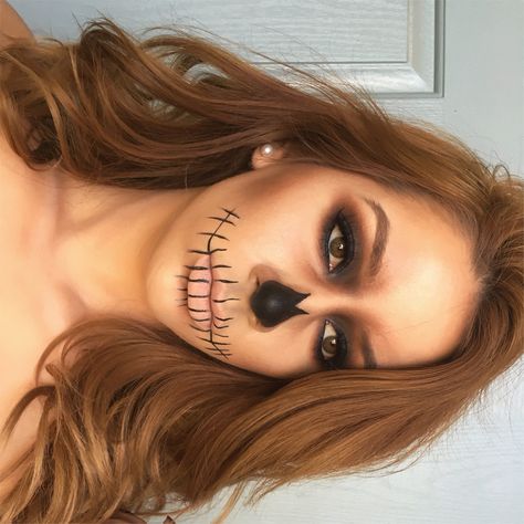 Halloween makeup skull face Simple Skull Makeup Tutorial, Skeleton Face Jewels, Light Skull Makeup, Basic Skull Makeup, Skeleton Face Makeup Women, Pretty Skeleton Makeup Simple, Easy Halloween Face Makeup For Women, Basic Skeleton Makeup, Minimal Skull Makeup