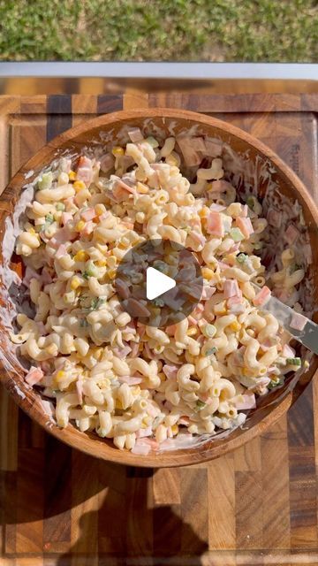 Belinda Gonzalez | Mexican Food on Instagram: "Let’s make Mexican Macaroni Salad!  I’m using @eatbanza pasta to add a protein packed twist! This pasta salad is one of my all time favorites. It’s the perfect side dish ✨😋  Recipe:  1 pack of banza pasta   4 green onions  4 pickled jalapeños  1 cup pickled carrots  1 cup corn  12 ounces chopped ham, or less  1 cup mayonnaise   1/4 cup Mexican salted crema  2 tablespoons pickled jalapeño juice  Garlic powder  Salt (optional) if using salted crema  Pepper  Instructions:  1.  Bring a large pot of salted water to a boil. Add the Banza pasta and cook according to the package instructions, usually about 8 minutes. Stir occasionally to prevent sticking. Chickpea pasta can become mushy if overcooked, so keep an eye on it and aim for an al dente text Mexican Macaroni Salad Recipe, Mexican Macaroni, Mexican Macaroni Salad, Mexican Pasta Salad, Banza Pasta, Mexican Salads, Pickled Jalapeño, Chopped Ham, Elbow Pasta