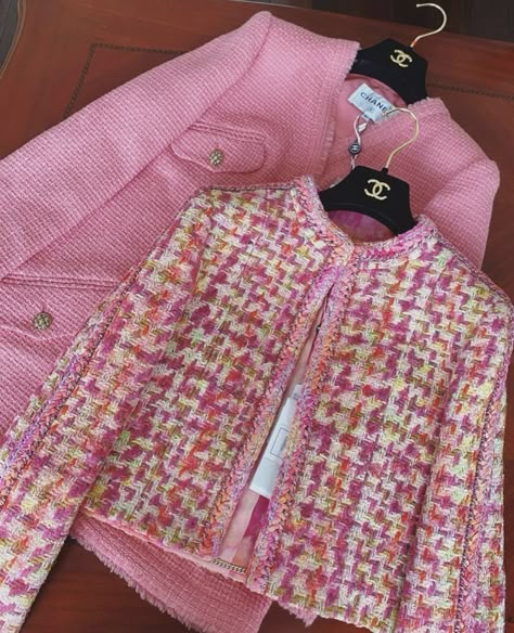 Tweed Fashion, Chanel Style Jacket, Chanel Tweed Jacket, Birkin Mom, Blazer Outfits Casual, Chanel Tweed, Chanel Jacket, Chanel Couture, Chanel Style