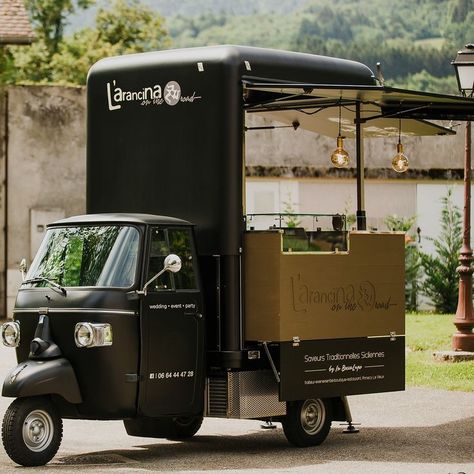 🇮🇹 🇫🇷In Boccalupo offers a food catering service for events such as weddings, anniversaries, birthdays and business meetings. Extremely fine buffets, cocktails and dishes based on sicilian delicatessen and first class wines and spumante are prepared and served on a very special mini food truck, a Piaggio Ape V-Curve designed to upgrade the event with a retro-style touch. 🤩 #sicilianstreetfood #PiaggioApe #foodcatering #triporteur Volkswagen Food Truck, Wedding Food Truck Catering, Small Food Truck, Mini Food Truck, Street Food Design, Catering Van, Coffee Food Truck, Bike Food, Food Vans