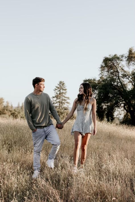 Cute Teenage Couple Photoshoot Poses, Photoshoot Ideas Boyfriend And Girlfriend, Picture Ideas With Girlfriend, Bf And Gf Photoshoot Ideas, Boyfriend Girlfriend Pose Ideas, Gf Bf Photography Poses, Couple Photoshoot Ideas Teenage, Couples Senior Pictures Boyfriends, Teenage Couple Photo Poses