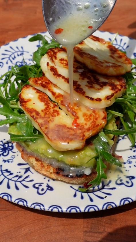 Recept Sandwiches, Haloumi Recipes, Fried Halloumi, Halloumi Cheese, Arugula Salad, Breakfast Brunch Recipes, Biryani, Arugula, Healthy Snacks Recipes