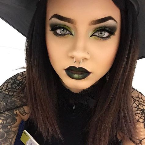 Witch Makeup Ideas Pretty, Pretty Witch Makeup, Witch Makeup Ideas, Makeup For Work, Witchy Photoshoot, Halloween Costumes Women Scary, Witchy Makeup, Halloween Makeup Witch, Witches Night