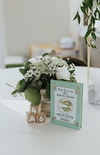 Neutral Baby Shower Centerpieces, Baby Shower Centerpieces Neutral, Minimalist Baby Shower Ideas, Honeybee Birthday, Green Baby Shower Ideas, Simple Baby Shower Centerpieces, Baby Shower Verde, Sprinkle Ideas, Baby Shower Table Centerpieces