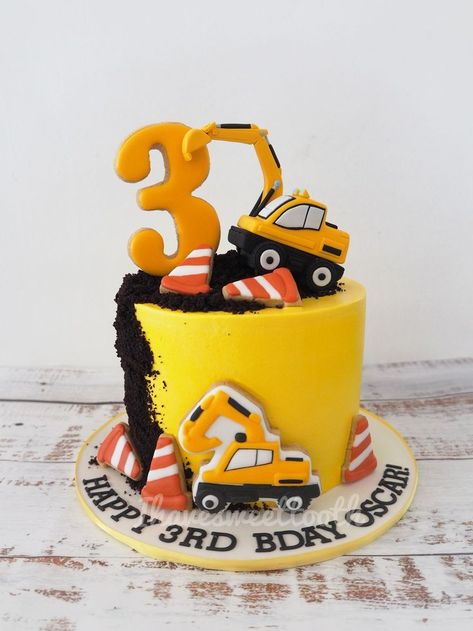 Cake With Construction Trucks, Construction Vehicle Birthday Cake, Construction Vehicles Cake, Construction Vehicle Birthday Party, Vehicle Theme Cake, Vehicle Birthday Cake, Construction Vehicle Cake, Construction Cake Ideas, Excavator Birthday Cake