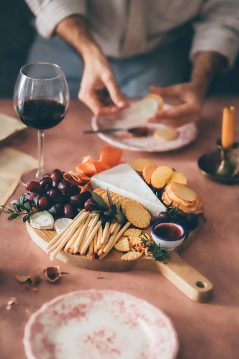 Charcuterie Photography Food Styling, Horizontal Food Photography, Charcuterie Board Photography, Cheese Photography Food Styling, Charcuterie Photography, Picture Food, Antipasti Platter, Restaurant Photography, Food Photography Inspiration