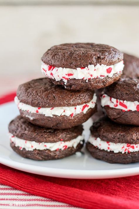 Sandwich Cookies Christmas, Soft Chocolate Cookie, Iced Oatmeal Cookies, Chocolate Whoopie Pies, Shugary Sweets, Cookie Brownie Bars, Sugar Cookie Frosting, Chocolate Sandwich, Best Christmas Cookies