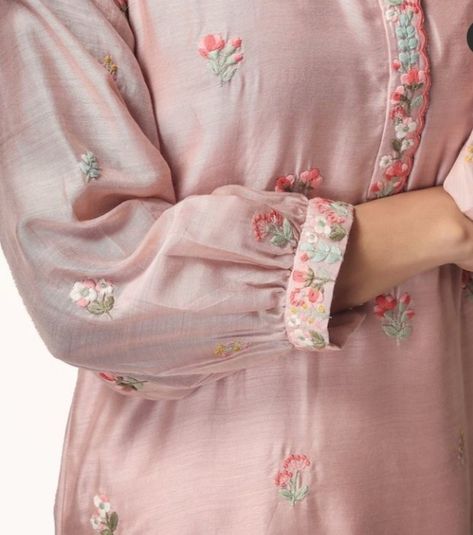 Latest Suit Design 2022 For Women, Best Sleeves Design For Kurti, Latest Summer Suits Designs, Suit Bazu Designs, Sleves Desine Pakistani, Anita Dogra Suits, Kurti Work Design, Kurti Hand Designs, Latest Sleeves Designs For Suits