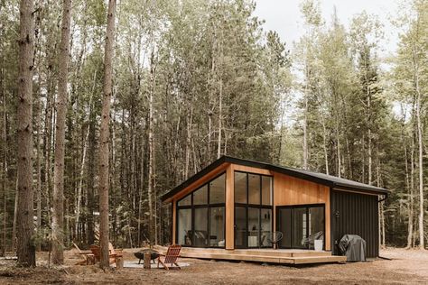 Cozy Cabin for 2 Nestled in the Pines (With Sauna) in Harcourt, Ontario, Canada - Airbnb Montana Cottage, Log Cabins Uk, Airbnb Cabin, Nordic Cabin, Cabin Retreat, Building A Cabin, Forest Cabin, Container House Plans, Ideas Hogar