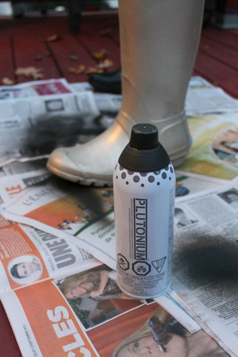 How to paint your Hunter boots a new color DIY #wineandblue Spray Paint Projects, Boots Diy, Bogs Boots, Plastic Boots, White Leather Boots, Diy Spray Paint, Boot Outfits, Diy Santa, Painted Vinyl