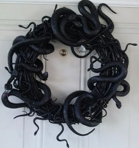 Goth Fall Decor, Snake Halloween Decor, Goth Wreath, Diy Gothic Decor Crafts, Snake Wreath, Goth Christmas, Casa Halloween, Creepy Christmas, Dark Christmas