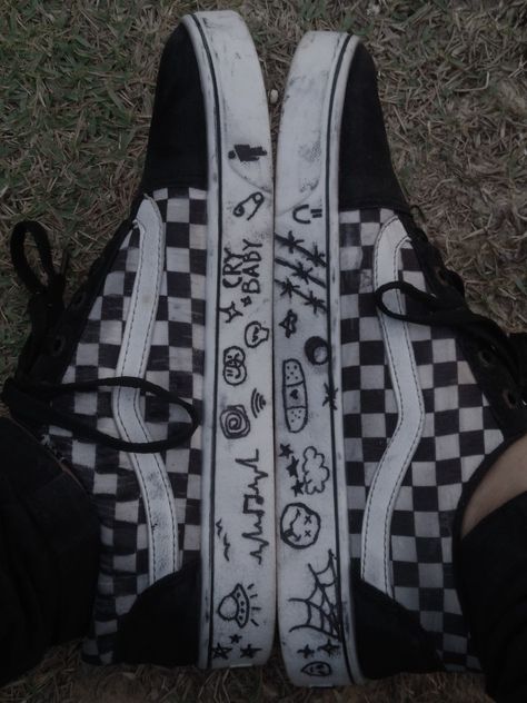 Cool Shoe Drawings, Converse Designs Diy Grunge, Drawing Ideas On Shoes, Drawing On Sneakers Ideas, Stuff To Draw On Your Shoes, Converse Designs Ideas Drawing, Emo Shoes Aesthetic, Draw On Shoes Ideas, What To Draw On Shoes