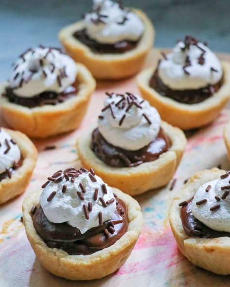 Mini Chocolate Pie, Caramel Tarts, Pies Easy, Easy Chocolate Pie, Chocolate Cream Pie Recipe, Mini Pie Recipes, Chocolate Pie With Pudding, Dessert Sushi, Homemade Chocolate Pudding