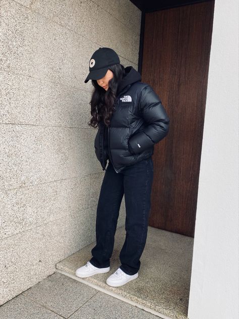 Puffer Jacket And Uggs Outfit, Sweats And Puffer Jacket, The North Face Puffer Jacket Short, Tna Puffer Jacket Outfit, North Face Puffer Jacket With Hood, The North Face Coat Outfit, Mid Puffer Jacket Outfit, North Face Saikuru Jacket Outfit, Manteau The North Face Femme