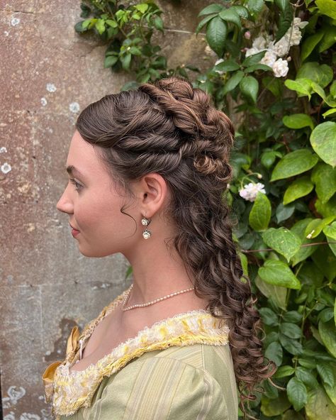 Victorian Queen Hairstyles, 1880s Womens Hairstyles, Long Victorian Hairstyles, Historical Curly Hairstyles, 1812 Hairstyles, Roman Woman Hairstyles, Victorian Hair Updo, 1910s Hairstyles For Long Hair, Early 19th Century Hairstyles