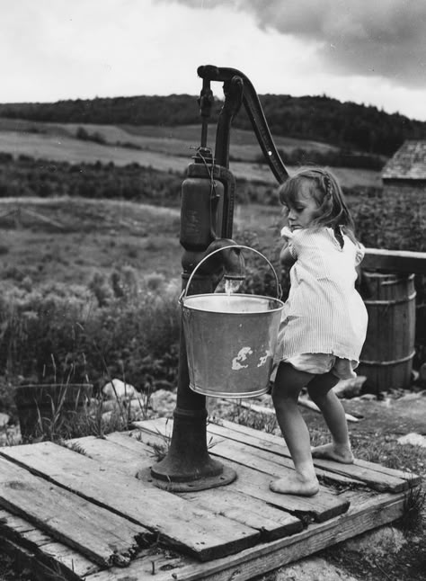 +~+~ Vintage Photograph ~+~+  Young girl gathering water from the pump well.  Aroostook County, Maine, 1942 John Collier, Farm Security, Aroostook County, Vintage Farm, Foto Art, Photo Vintage, Vintage Life, Black White Photos, Days Gone