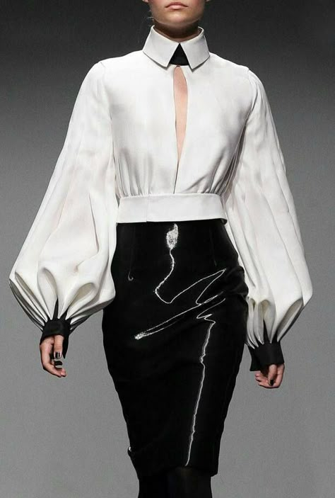 These sleeves are stunning! Sewing sleeves inspiration for sure! #sewing #sleeves #sewinginspiration #womenfashion Haute Couture Style, Couture Mode, Mode Inspo, Moda Vintage, Yohji Yamamoto, White Shirts, Fashion Runway, Fashion Weeks, Mode Inspiration