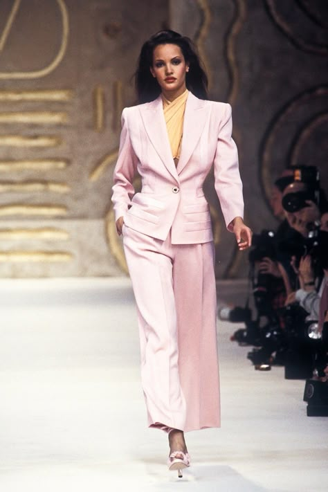 Valentino - Spring 1993 RTW Claudia Mason, Simple Slip Dress, Valentino Runway, 90s Runway Fashion, Mode Chanel, Elegant Outfit Classy, Original Supermodels, 90s Runway, Vintage Runway