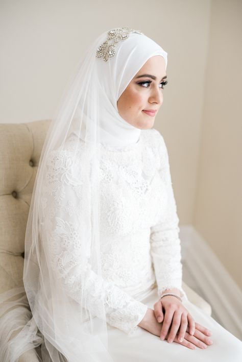 This bride is perfection in her pure white headscarf and veil Veils Bridal Hijab, Hijabi Bride White, Hijab Bride Veil, Veil Nikah, Veiled Bride, White Headscarf, Muslim Wedding Hijab, Rooftop Ceremony, Wedding Hijab Styles