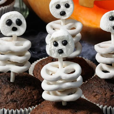 Skeleton Cupcakes, Muffins Halloween, Yogurt Covered Pretzels, Postres Halloween, White Almond Bark, Halloween Breakfast, Halloween Food Treats, Sweet Cocktails, Halloween Desserts