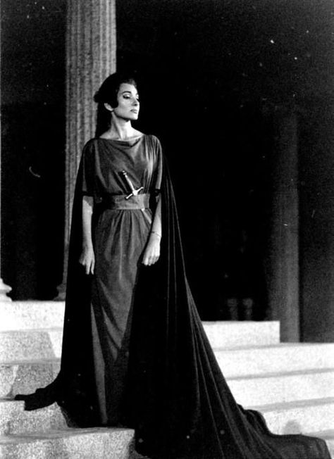 Medea Play, Medea Costume, Greek Plays, Ancient Greek Theatre, Greek Theatre, Greek Costume, Greek Tragedy, Maria Callas, Theatre Costumes