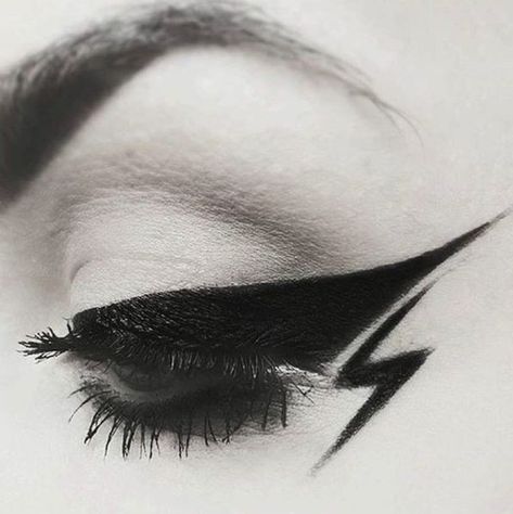 Creative Eyeliner, Eye Makeup Glitter, Eyeliner Styles, Best Eyeliner, Makijaż Smokey Eye, Colored Eyeliner, How To Apply Eyeliner, Edgy Makeup, Goth Makeup