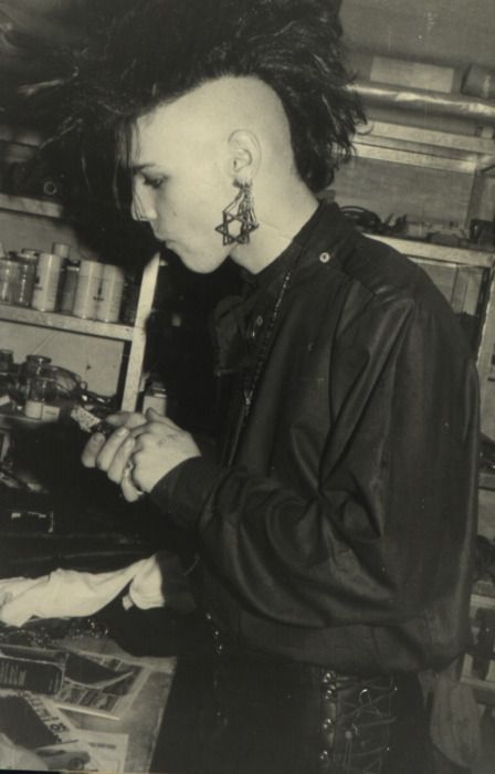 So is the earring a Siouxsie reference or is he just a proud Jewgoth? Or both? Either way, it's awesome and he's rocking those leather britches. 80s Trad Goth, Goth Guy, Goth Boys, Traditional Goth, Gothic Outfit, 80s Goth, Goth Guys, Goth Stuff, Goth Subculture