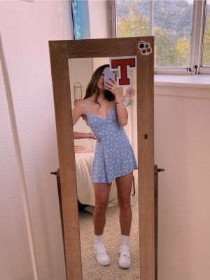 T/N reeves es la típica chica a la que le rompen el corazón y se conv… #novelajuvenil # Novela Juvenil # amreading # books # wattpad Look 80s, Air Force 1 Outfit, Tennis Skirt Outfit, Teenage Outfits, Cute Comfy Outfits, Teenager Outfits, Girly Outfits, Teen Fashion Outfits, Looks Vintage