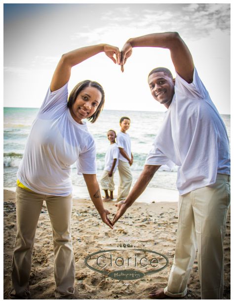 Family Photography Summer Photoshoot Ideas Family Of 4, Cute Family Beach Pictures, Beach Poses With Family, Beach Family Picture Ideas, Family Photos 4 People, 3 Family Photo Shoot, Family Beach Pics, Beach Family Photo Ideas, Big Family Photos