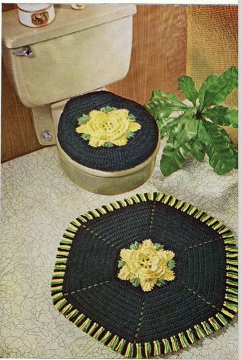 A fabulous vintage toilet paper holder crochet pattern set with matching bathroom rug and toilet seat lid cover, 3 patterns in all.  This set comes with: - toilet paper holder - toilet seat cover - matching rug pattern Size: - TP cover fits one roll - rug measures 23" inches in diameter without fringe Materials, general supplies: - 1 70 yard skein dark green - 2 70 yard skeins light yellow - 5 70 yard skeins black - crochet hook size H For more cute retro rug patterns, check out here: https://ww Rose Bathroom, Crochet Bathroom, Vintage Toilet, Bathroom Projects, Retro Bathroom, Retro Rug, Rug Patterns, Vintage Crochet Patterns, Crochet Rug Patterns