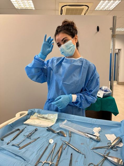 Woman Surgeon Aesthetic, Vision Board Medical School, Surgical Residency Aesthetic, Med Girl Aesthetic, Scrub Nurse Aesthetic, Doctor Studying Aesthetic, Vision Board Medical Student, Pa Student Aesthetic, Dentist Girl Aesthetic