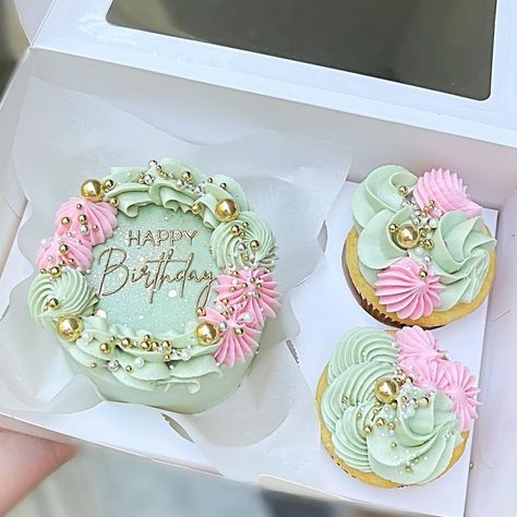 Mini Cake Cupcakes Set, Mini Cakes And Cupcakes, Mint Cake Decoration, Mini Cake Cupcakes, Bento Box Cake And Cupcakes, Easter Bento Cake Ideas, Bento Combo Cake Design, Mini Cakes With Cupcakes, Mini Cupcake Cake