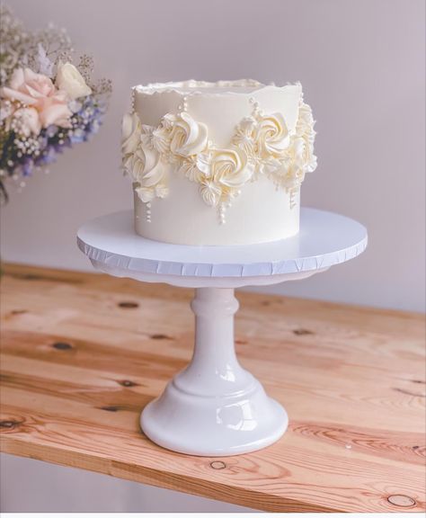 Creamy Cake Design, White N Gold Cake, 65th Anniversary Cake, White Decorated Cake, All White Cake Design, Simple White Cake Design, Simple Wedding Cake 2 Tier Classy, White Cake Decoration, Basic Wedding Cake