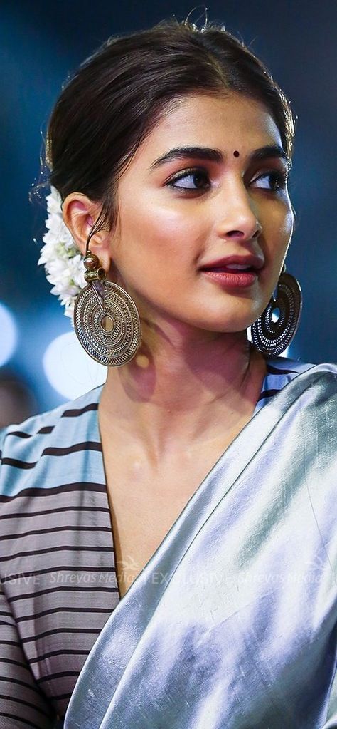 Pooja Hedge In Saree, Pooja Hegde, Samantha Photos, Beauty Face Women, Bollywood Girls, Beauty Face, Bollywood Actress, Blonde, Saree