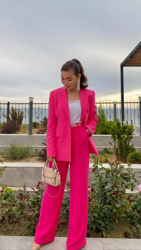 Pink Tuxedo Woman, Pink Pantsuits For Women, Pink Suit Women, Pink Pantsuit, Pink Suits Women, Semi Formal Outfits For Women, Formal Chic, Rose Fushia, Semi Formal Outfits