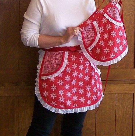 apron 2 Diy Christmas Apron Ideas, Christmas Aprons Ideas, Apron Patterns Free, Oven Gloves Pattern, Half Apron Patterns, Handmade Christmas Gift Ideas, Apron Pattern Free, Restaurant Aprons, Holiday Aprons