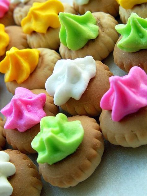 on adorait le sucre glace de ces petits gâteaux , quand je perdait mes dents, les souris m'apportaient un paquet de gâteaux comme ça !!!! Khong Guan, Iced Gems, Trini Food, Puerto Rico Food, Fav Color, Singapore Food, Play School, Puerto Rican Recipes, Artisan Food