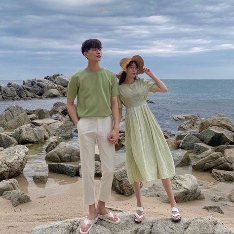 Complementary Couples Outfits, Summer Couples Outfits, Matching Beach Outfits Couples, Green Couple Outfit, Couple Goal Outfits Matching, Couple Outfits Korean, Couple Goal Outfits, Fall Outfits For Couples, Korean Couple Outfits