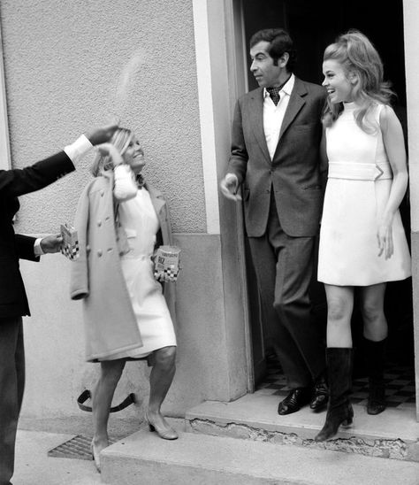 Jane Fonda and Roger Vadim, 1965 | 41 Insanely Cool Vintage Celebrity Wedding Photos Jamie Hince, 60s Wedding, Celebrity Wedding Photos, 1960s Wedding, Bianca Jagger, Wedding Gown Inspiration, Iconic Weddings, Celebrity Wedding Dresses, Solange Knowles