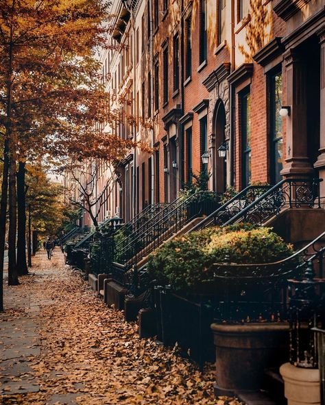 Here are the 10 best Instagram spots in New York City to get beautiful photos! #NewYorkTravel #NewYorkInspiration #Manhattan #NewYorkVacation #CityPhotography #NewYorktrip New York Noel, New York Brownstone, Studera Motivation, New York Vibes, New York City Aesthetic, Nyc Fall, New York Vacation, Voyage New York, Autumn In New York