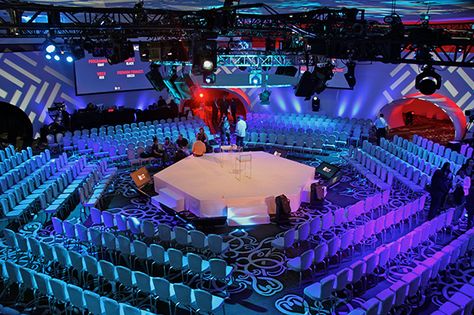 stage center seating idea. need to think about the screen: no slides - slides can be accessed from an app? Corporative Events, Teknologi Futuristik, Conference Ideas, Concert Stage Design, Corporate Events Decoration, Corporate Event Design, Stage Set Design, Event Stage, Church Stage