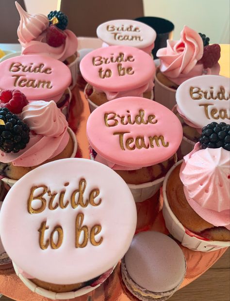 Bride Party Ideas, Hen Party Cakes, Bakery Style Muffins, Team Pink, Bride Shower, Cake Decorating Designs, Cool Birthday Cakes, Bachelorette Party Decorations, Engagement Party Invitations