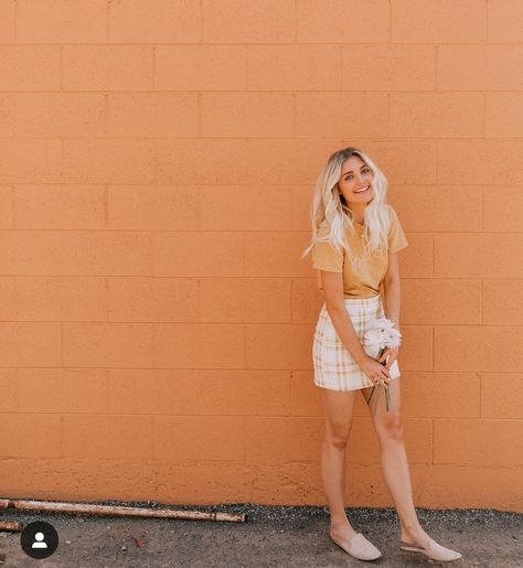 How to pose in front of a wall Aspyn Ovard, Monday Feels, Artsy Pictures, Cute Instagram Pictures, Senior Pictures Poses, Pic Pose, Picture Outfits, How To Pose, Insta Photo Ideas