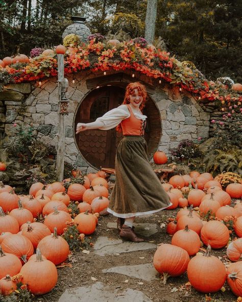 Rachel Maksy on Instagram: “🎃 Autumn in The Shire 🎃 Last weekend we visited the hobbit hole over at the Preserve Sporting Club in RI. (It was VERY expensive but split…” Cozy Hobbit Aesthetic, Rachel Maksy Home, Rachel Maksy Hobbit, Hobbit Fashion, Hobbit Core, Hobbit Holes, Rachel Maksy, Hobbit Costume, Lotr Costume